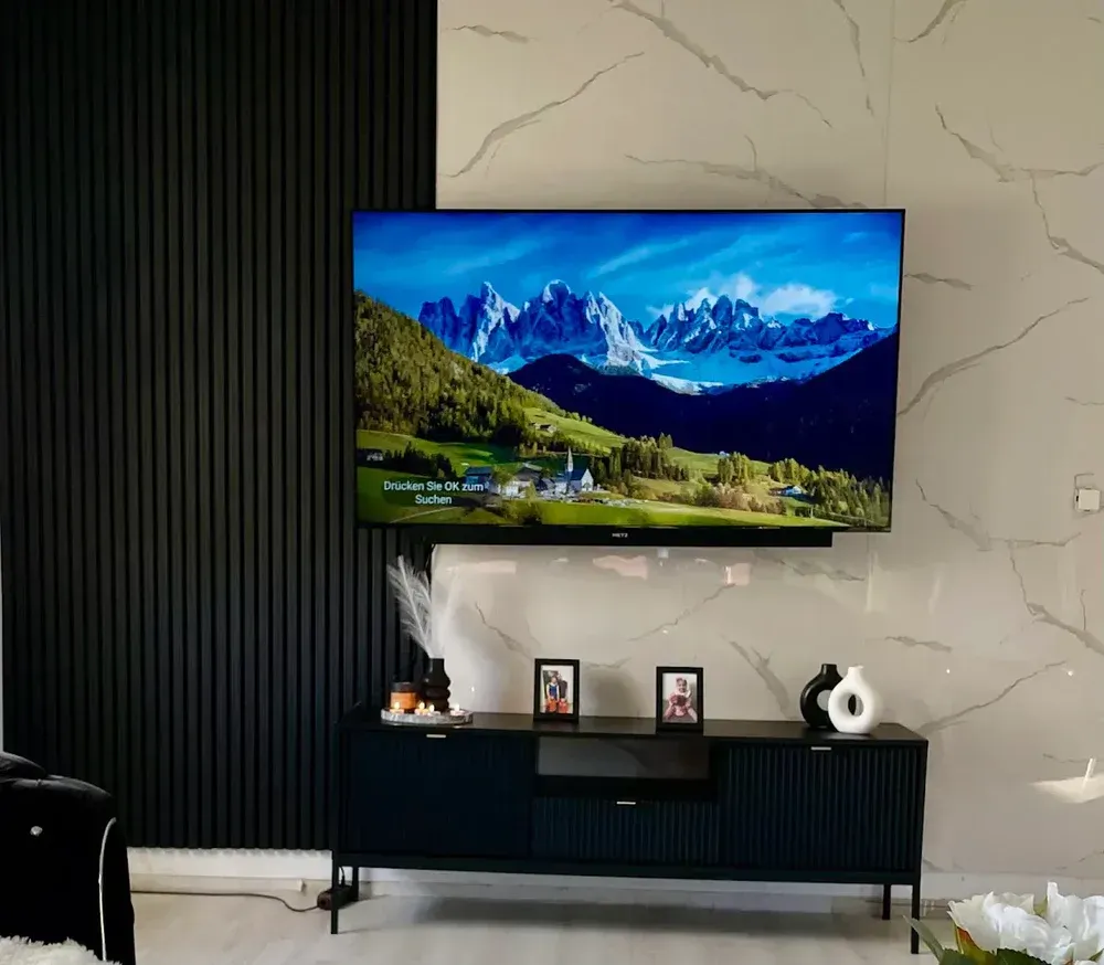 Holzlamellen auf Akustikfilz an einer Wand, Lieferung nach Bad Salzuflen