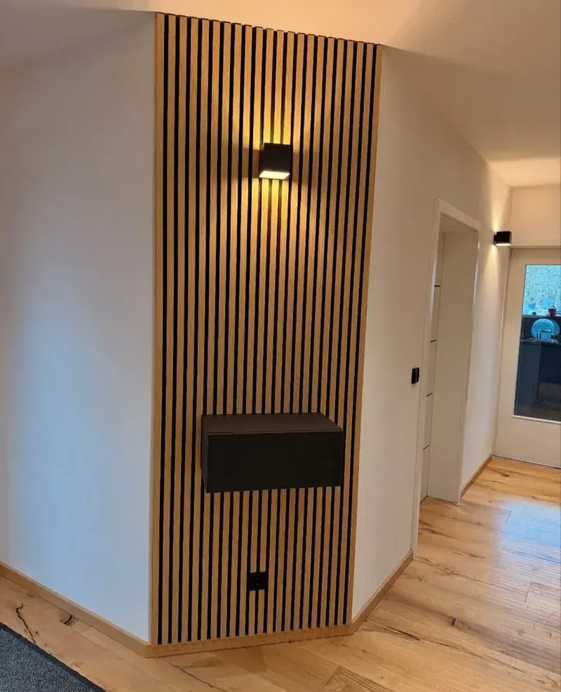 Akustikpaneele an einer Wand, Lieferung nach Detmold